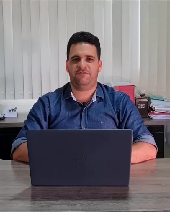 Junior, da TJM Pré-Moldados, gravando o depoimento no escritório