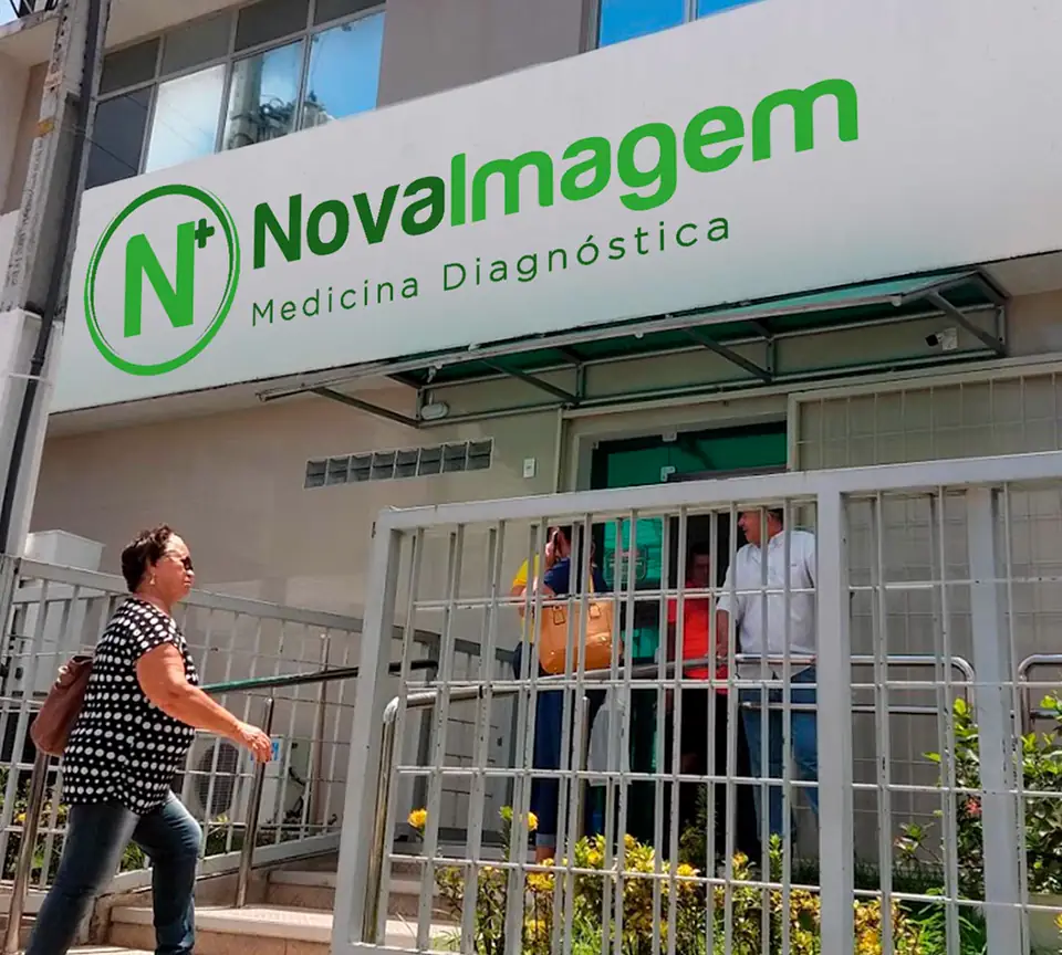 Fachada da clínica de medicina diagnóstica Nova Imagem com o logotipo aplicado