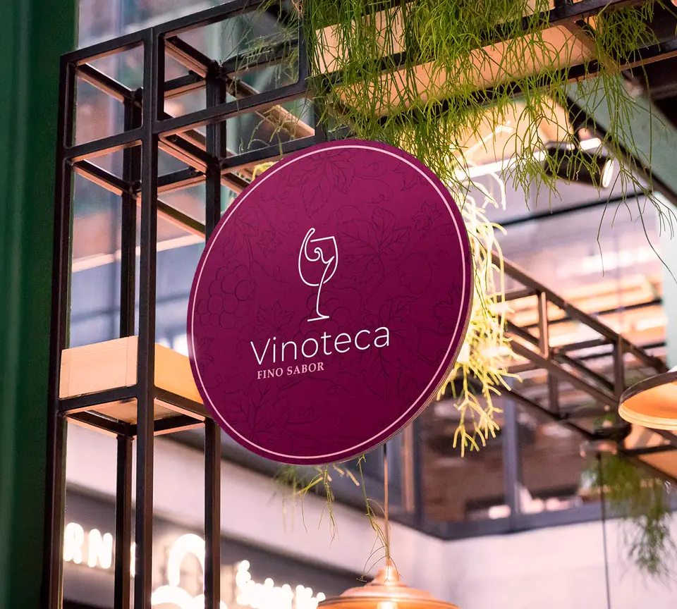 Placa da Vinoteca com o logotipo aplicado